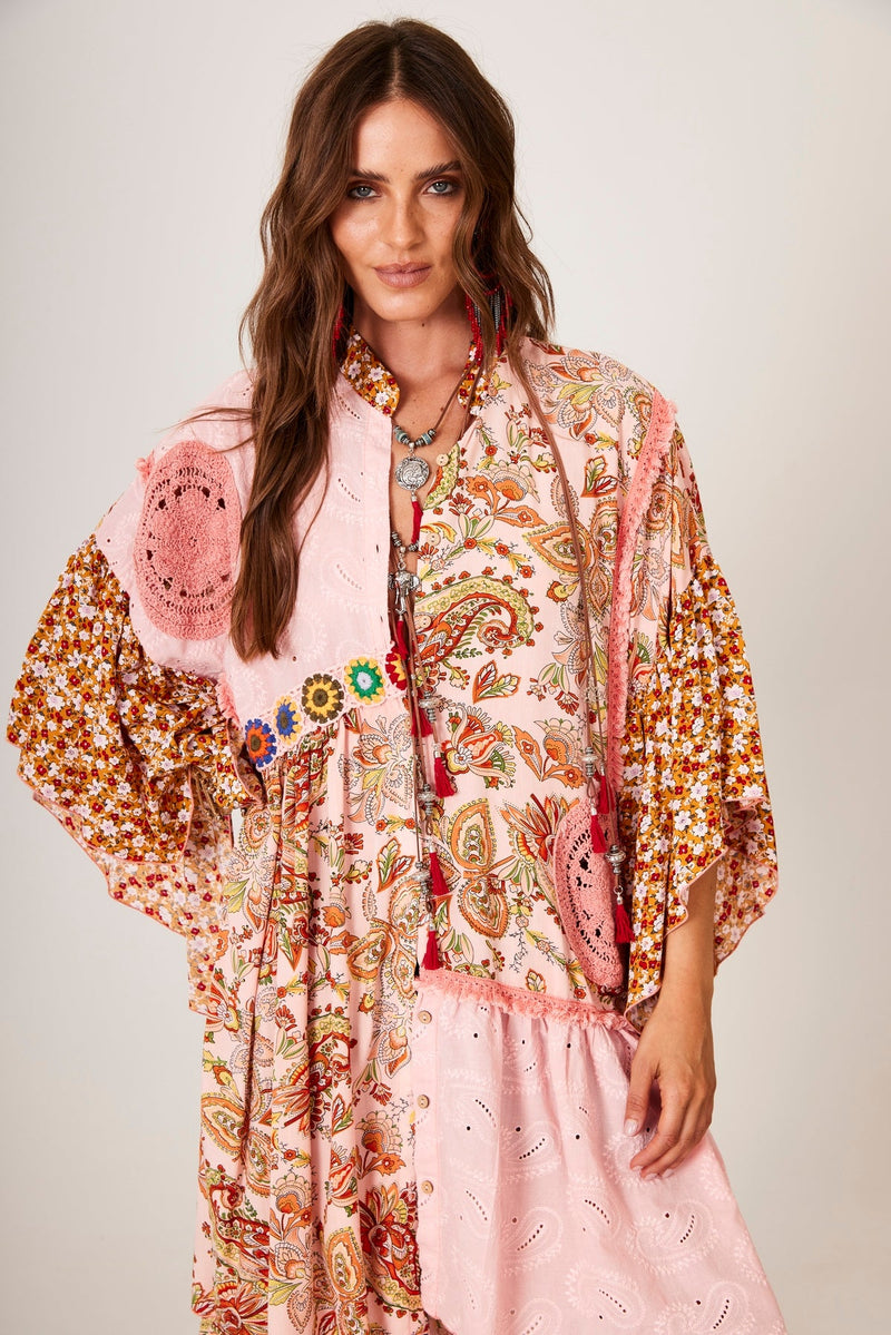 Vestido Curto Com Crochê Rosa Patchwork Estampa Cashmere Yacamim C16