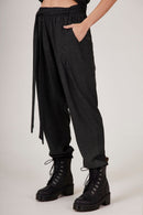 Calça Com Bolsos E Faixa De Regulagem Preta Yacamim A24